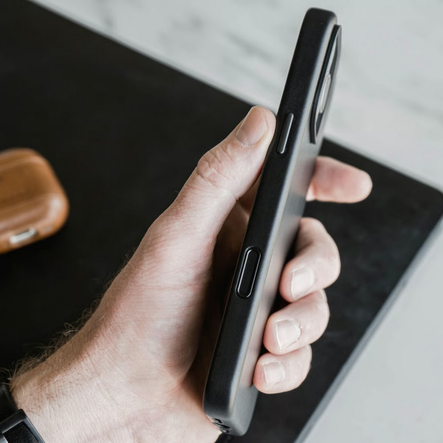 Andar The Aspen Leather Phone Case (Jet Black) for iPhone 16 Pro Max / iPhone 16 Pro (Camera Control Button / Cutout)